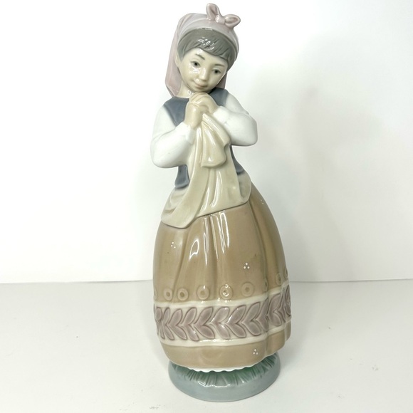 Lladro BLUSHFUL GIRL (Planning the Day) RETIRED PORCELAIN FIGURINE - Picture 2 of 10